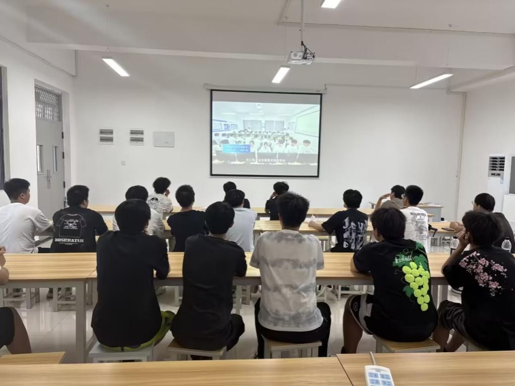 人工智能學院2025級新生專業介紹會暨信息電子技術服務專題順利舉辦